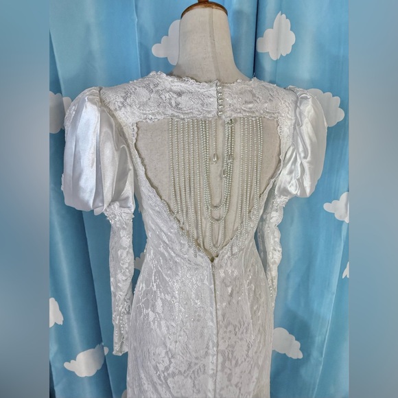 Vintage Beaded puff sleeve wedding gown with train, true size 6. - Picture 10 of 16